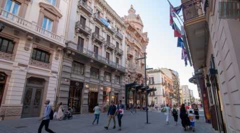 Le storie, i negozi e i palazzi di via Sparano: strada di Bari in perenne trasformazione 